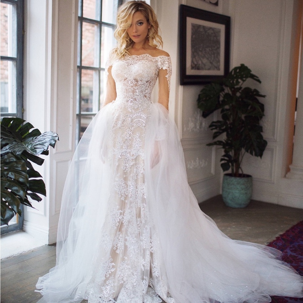 Elegant Custom Lace Wedding Gown & detachable Cathedral length Train. Size 20.